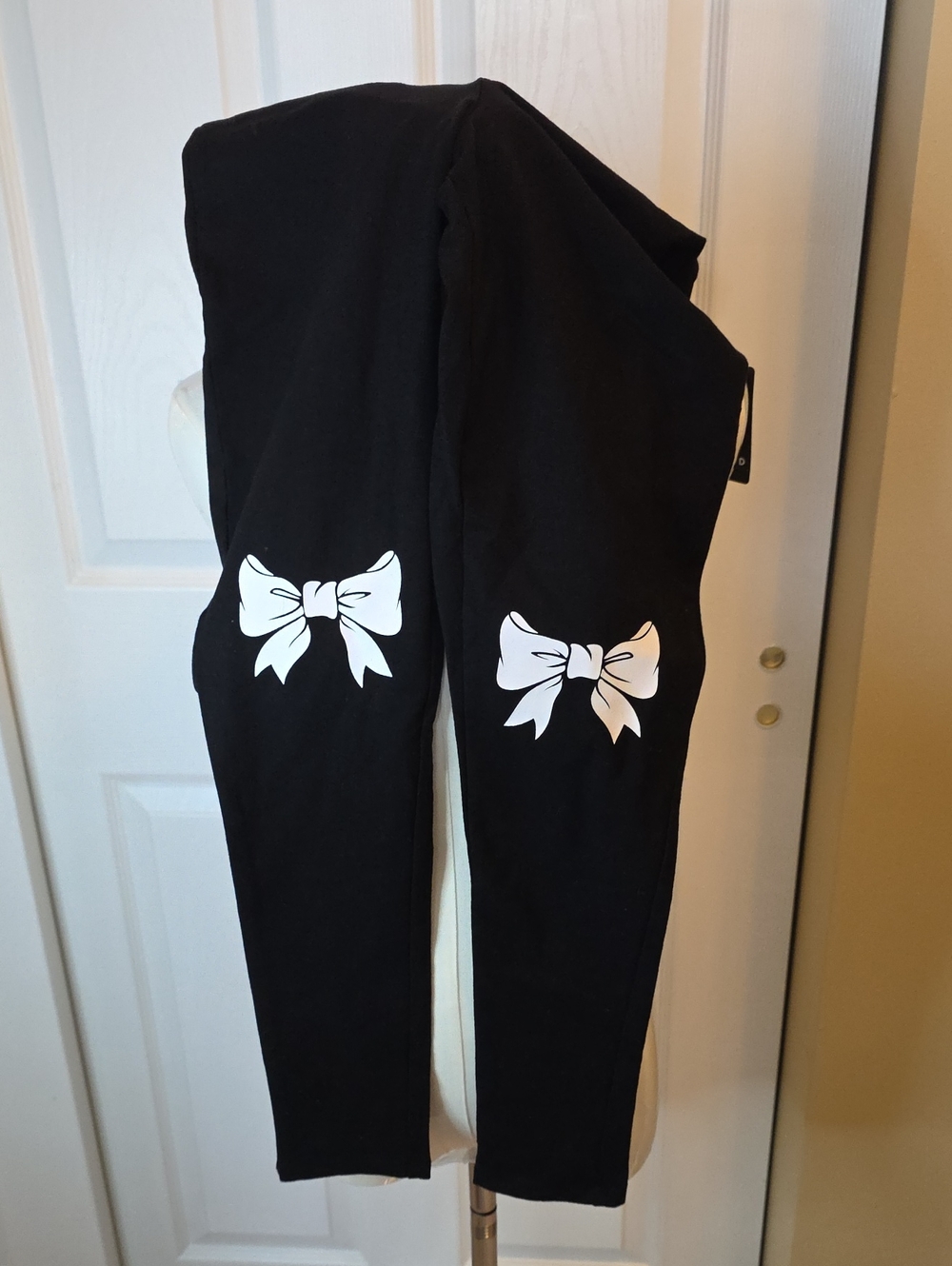 NWT Torrid Black Leggings with White Bow Knee Accents